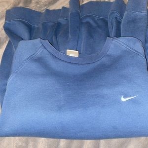 vintage nike sweater. baby blue color. only worn once.